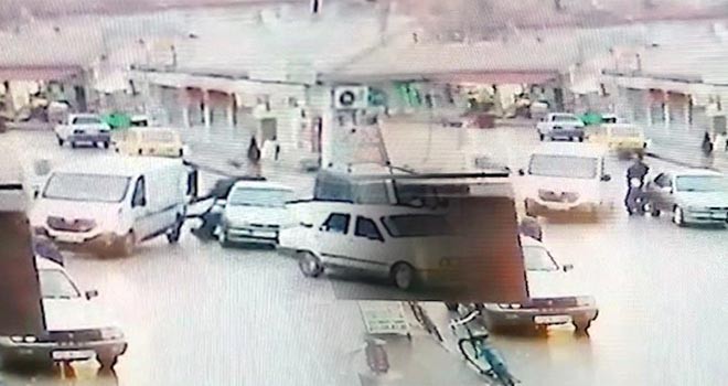 Savrulan kamyonet, yakıt dolduran 2 kişiye çarptı