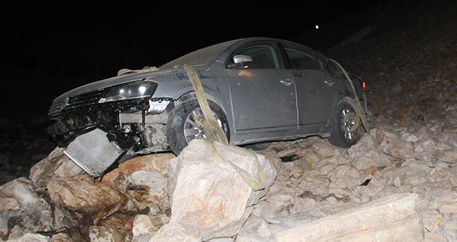 Yoldan çıkan otomobil kayalıklar üzerine düştü