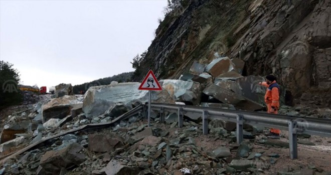 Kaya düşmesi nedeniyle kapanan yol ulaşıma açıldı