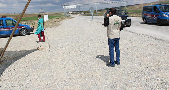 Yunak'ta İHH'den görevlilere iftariyelik hediye paketi