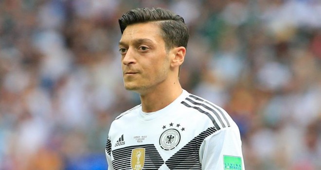 Mesut Özil'e "açıklama yap" baskısı