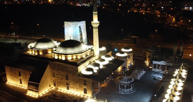 Mevlana Türbesi ışıklandırıldı