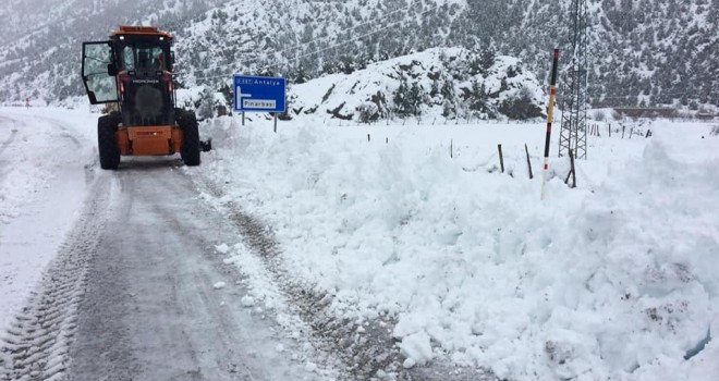 Derebucak’ta kar yağışı hayatı olumsuz etkiliyor