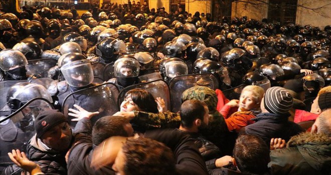 Güvenlik güçleri parlamentoyu kuşatan protestoculara müdahale etti