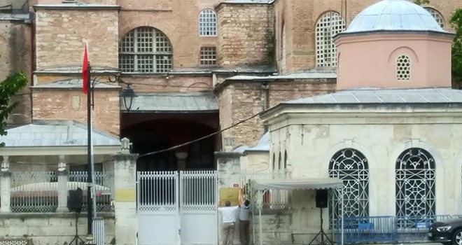 Ayasofya Camii'nde o tabelalar kaldırıldı