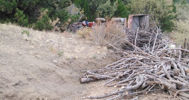 Odun yüklü traktör dereye uçtu: 1 yaralı