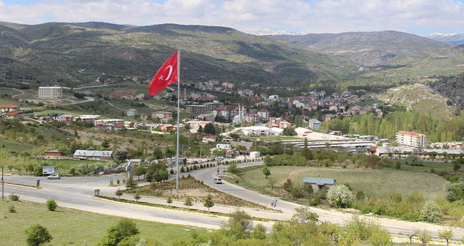 Bozkır'ın üzerinde dev Türk bayrağı