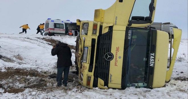 Buzlu yolda yoldan çıkan tır devrildi