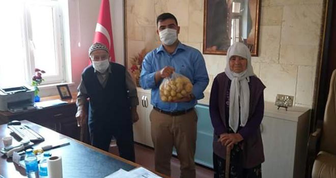 Yaşlı çiftten kaymakama patates hediyesi