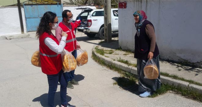 Kızılay Konya Şubesi Ramazan pidesi dağıttı