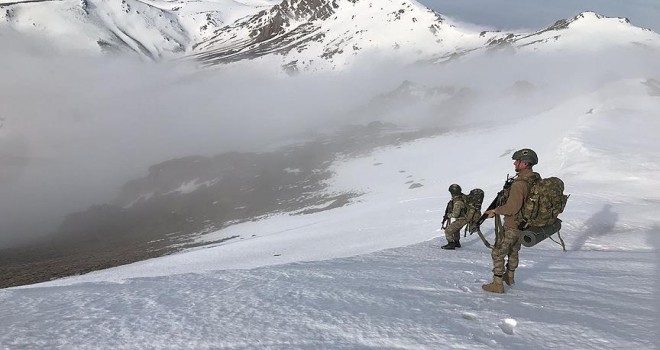 Karlı dağlarda terör operasyonu