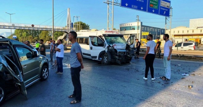 İşçi servisiyle hafif ticari araç çarpıştı: 1 ölü, 2 yaralı