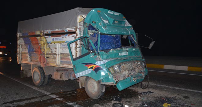 Kırmızı ışıkta bekleyen TIR'a kamyonet çarptı: 1 yaralı