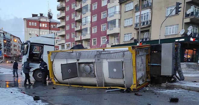 Gıda maddesi taşıyan tır devrildi