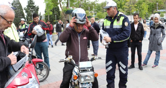 Kasksız sürücülere kask