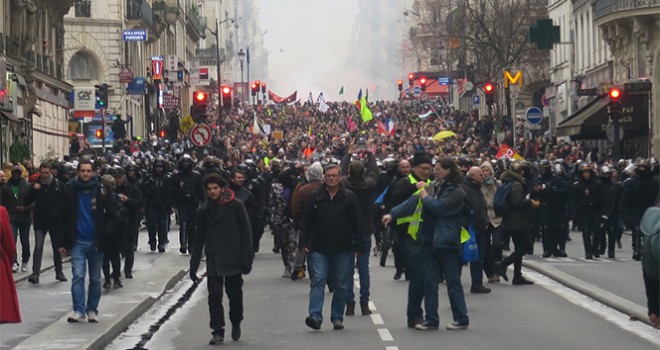 Paris'te emeklilik reformu karşıtı gösteri