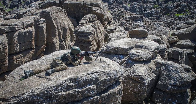 Irak'ın kuzeyinde bir asker ile güvenlik korucusu şehit oldu