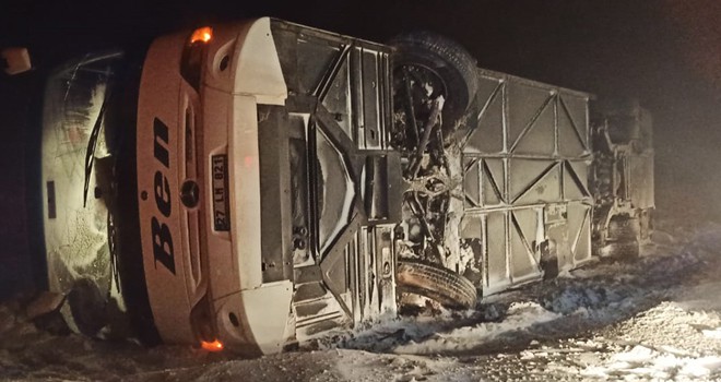 Afyonkarahisar'da yolcu otobüsü devrildi: 20 yaralı