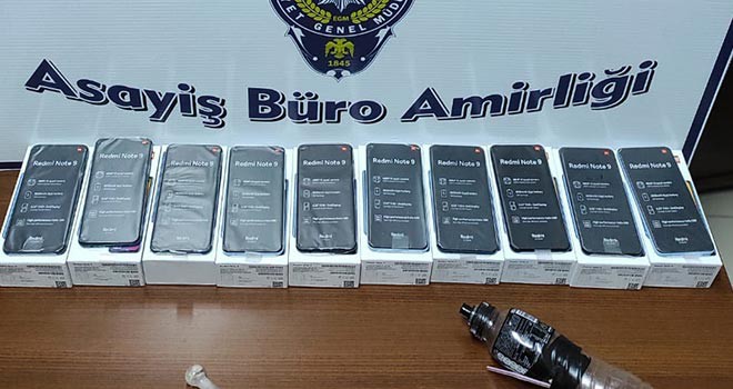 Akşehir’de kaçak cep telefonu ele geçirildi