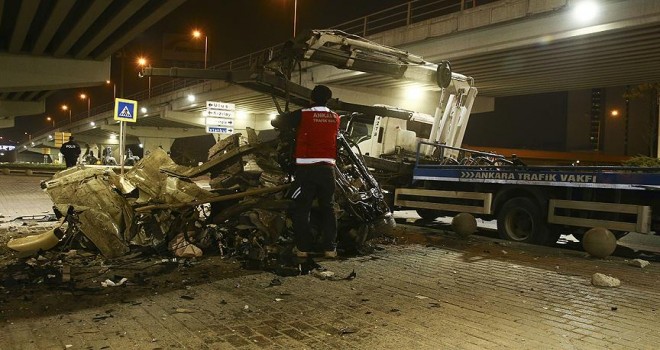 Kazada paramparça olan otomobilden sağ çıktılar