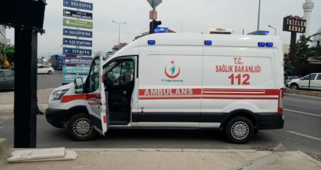 Duramayınca ambulansa çarptı