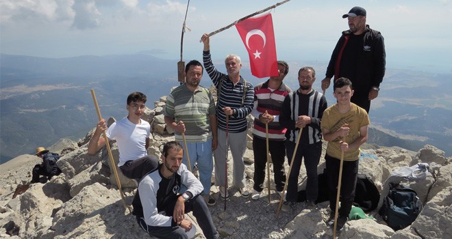 Görme engellilerden zirveye Türk bayrağı