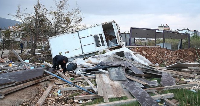 Antalya'yı şiddetli yağış, fırtına ve hortum vurdu