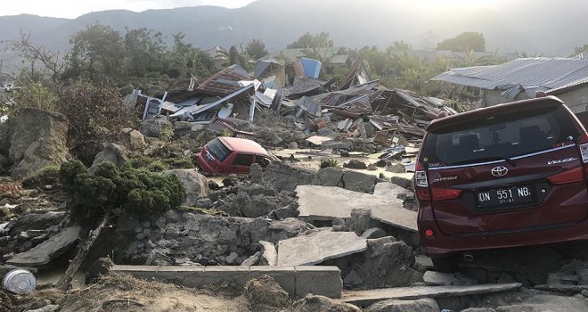 Endonezya'daki depremde ölü sayısı 2 bine yaklaştı