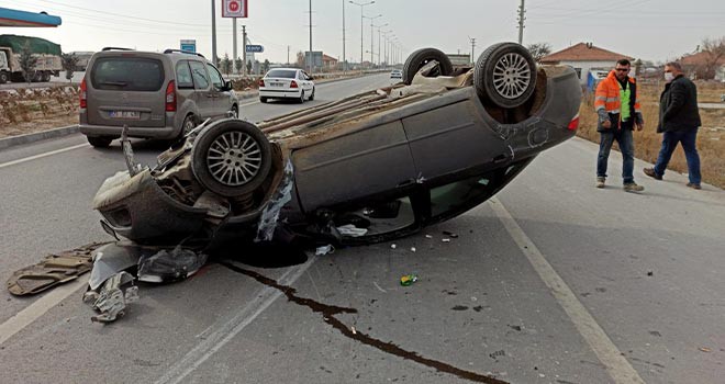 Aydınlatma direğine çarparak takla attı