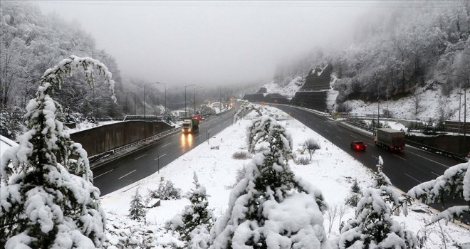 Bolu Dağı'nda kar yağışı etkili oluyor