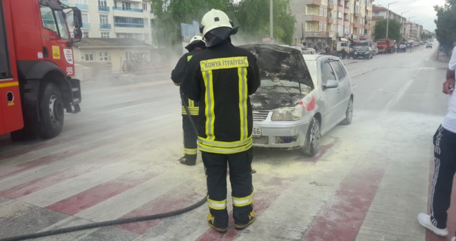 Alev alan otomobili itfaiye söndürdü