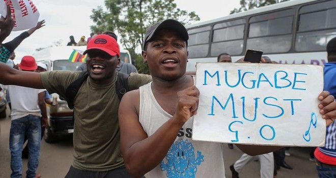 Zimbabve'de askeri müdahaleyi destek yürüyüşü