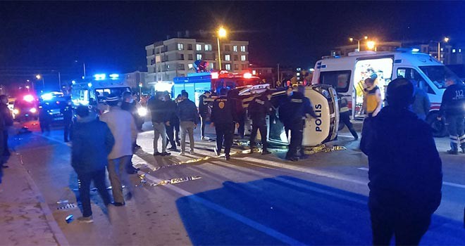 Minibüsle polis otosu çarpıştı