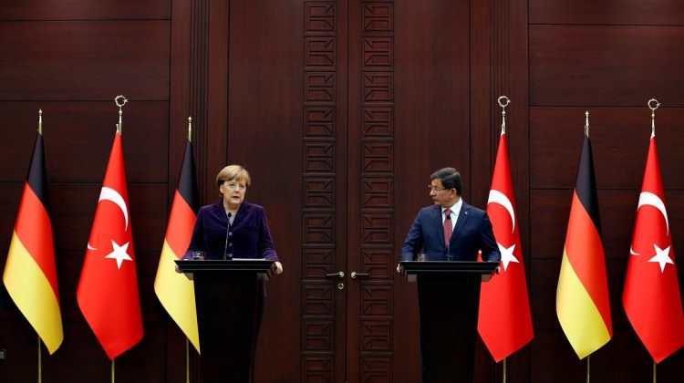 Sürpriz telefon: Davutoğlu Merkel ile görüştü