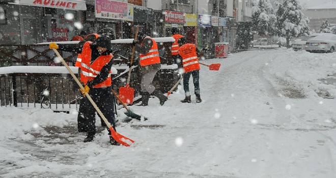 Akşehir’de kar temizliği çalışmaları aralıksız devam ediyor