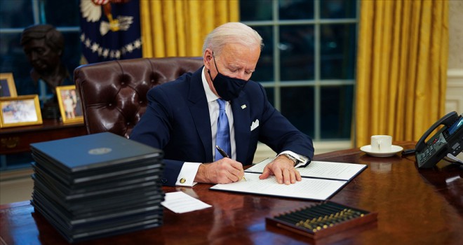 Biden'dan görevinin ilk gününde 17 kararname değiştirildi