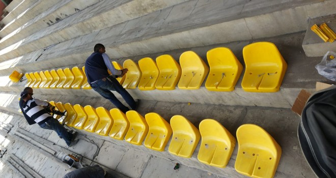 Stadyum tribünü koltuklarla kaplandı