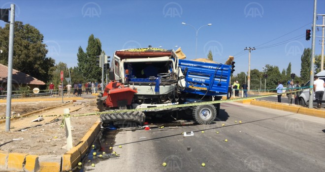 Konya'da traktör ile kamyon çarpıştı