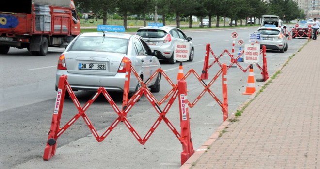 Sürücü kursu sınavları ertelendi