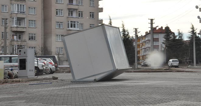 Akşehir'de şiddetli rüzgar hayatı olumsuz etkiledi