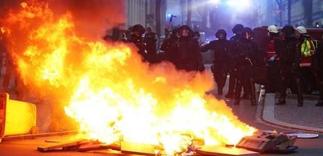 Almanya'da solcu gruplarla polis arasında çatışma