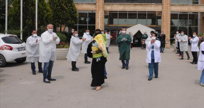 Koronavirüsü yenen bebek alkışlarla taburcu edildi