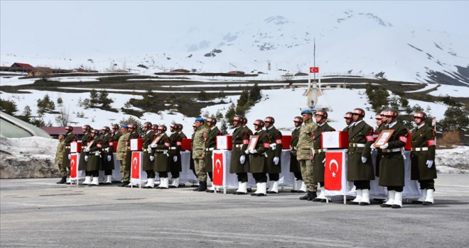 Hakkari'de şehit askerler için tören düzenlendi