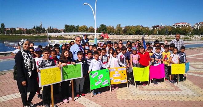 Beyşehir'de ilkokul öğrencileri sağlık için yürüdü