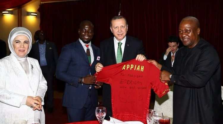 Appiah'tan Cumhurbaşkanı Erdoğan'a hediye