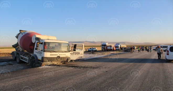 Yunak’ta otomobil ile beton mikseri çarpıştı: 1 yaralı