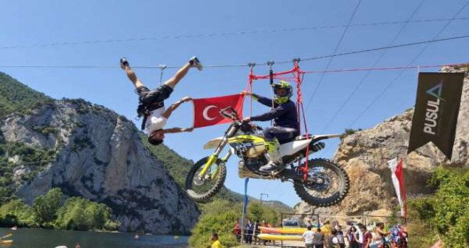 Motosikletle zipline yaptı