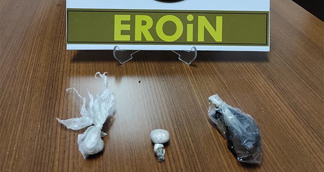 Otomobildeki şahısların üzerinden 12 gram eroin ele geçirildi