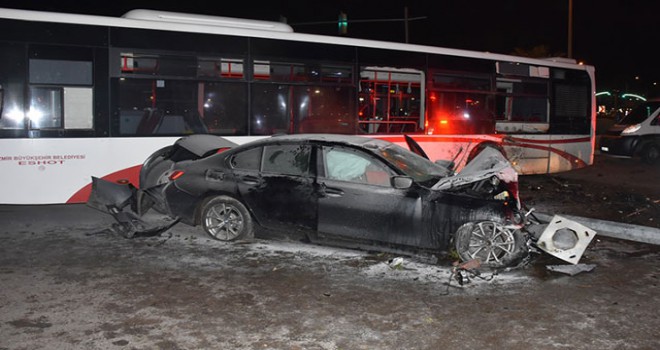 Kavşaktaki direği devirdi, ardından otobüse çarptı