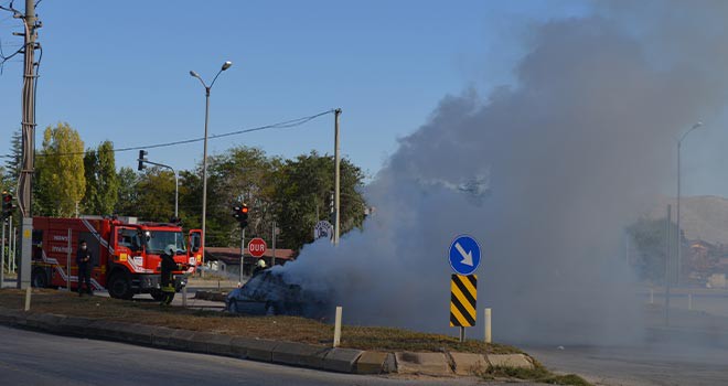 Çakmağı çaktı otomobil alev aldı